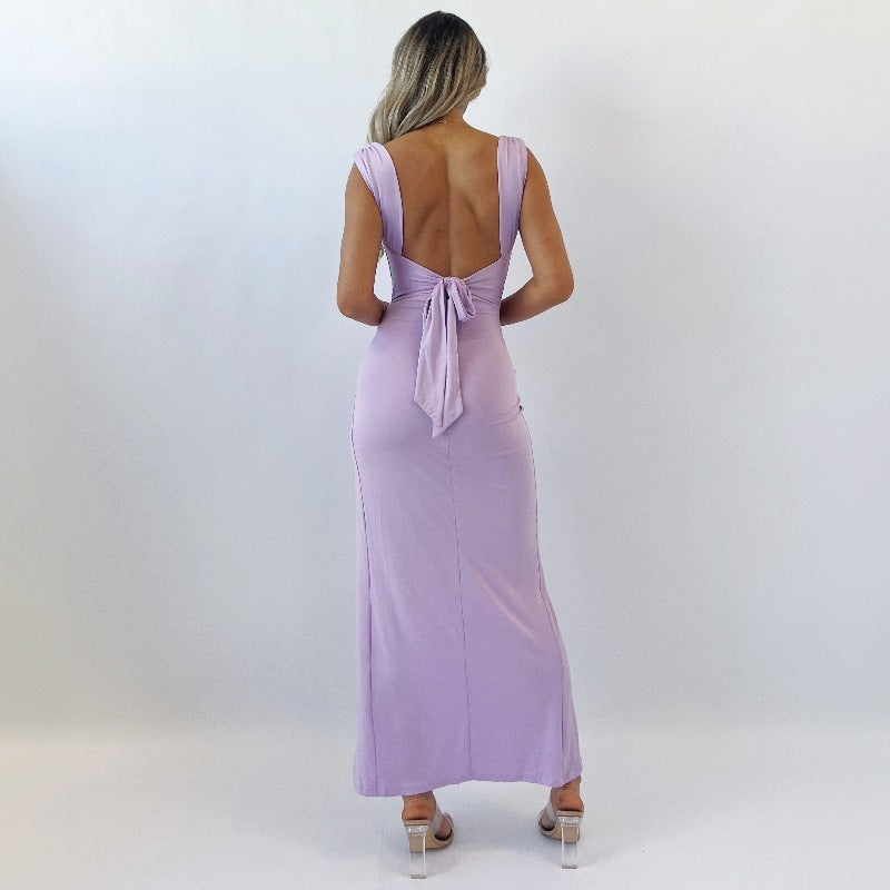 Vestido slim sem mangas com fenda e amarração nas costas
