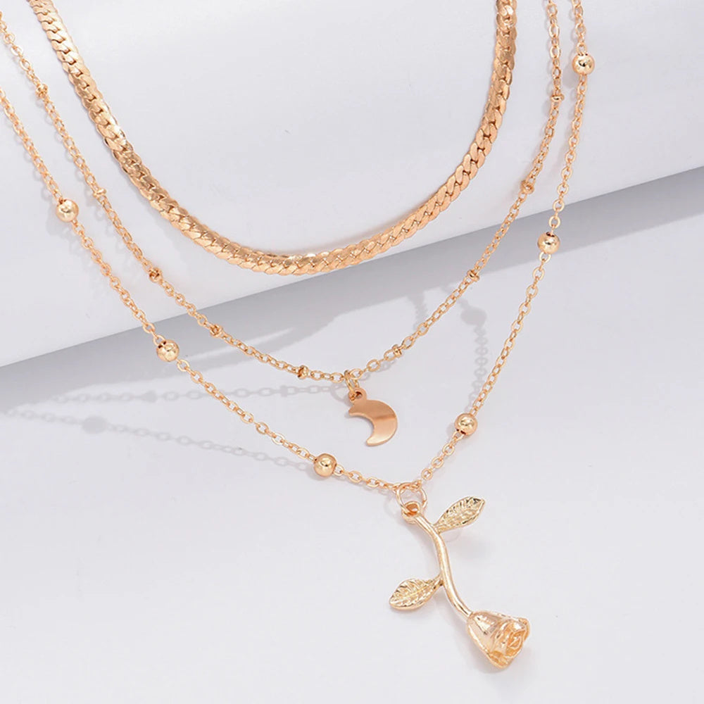 Colar boho multilayer com pingente de lua e flor de rosa