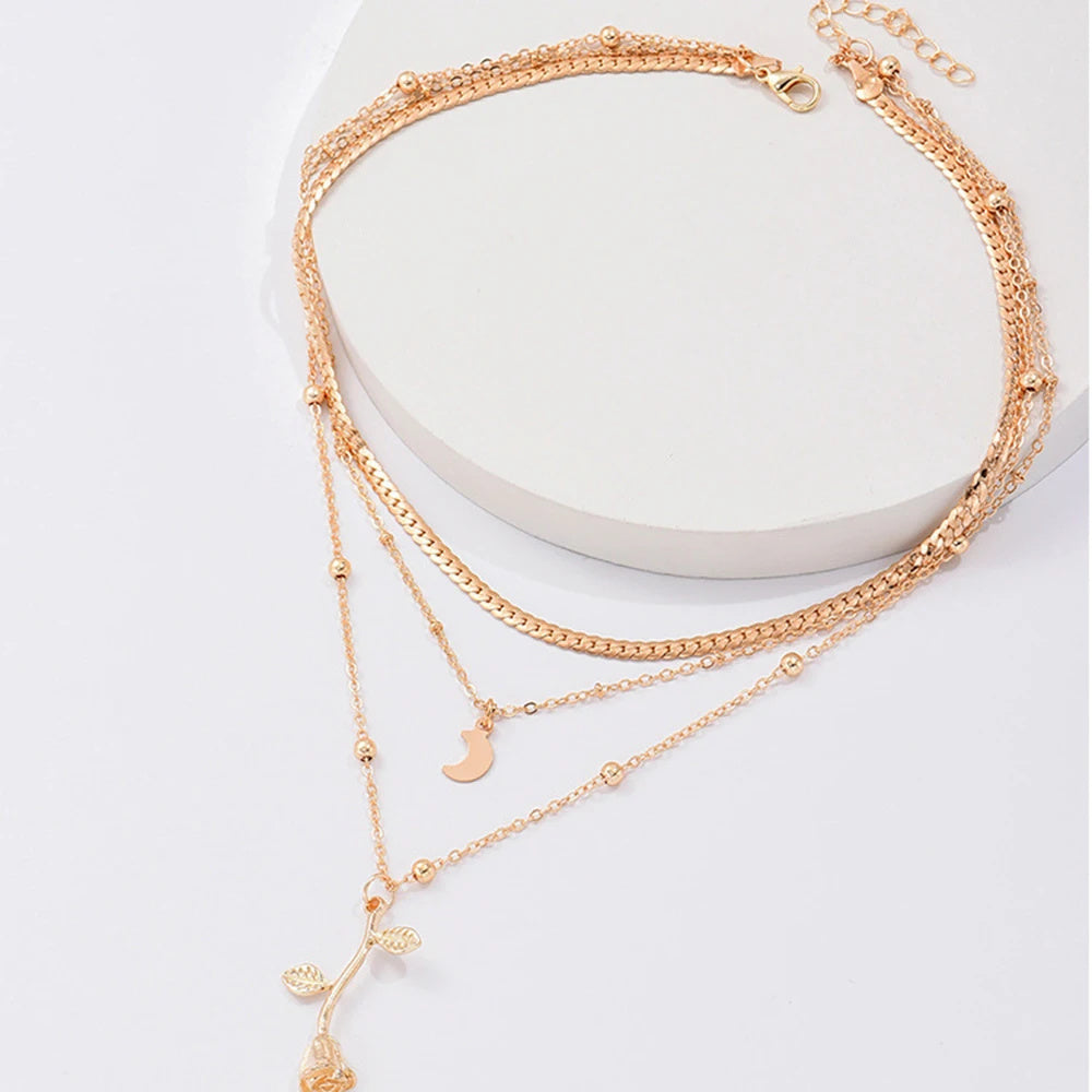 Colar boho multilayer com pingente de lua e flor de rosa