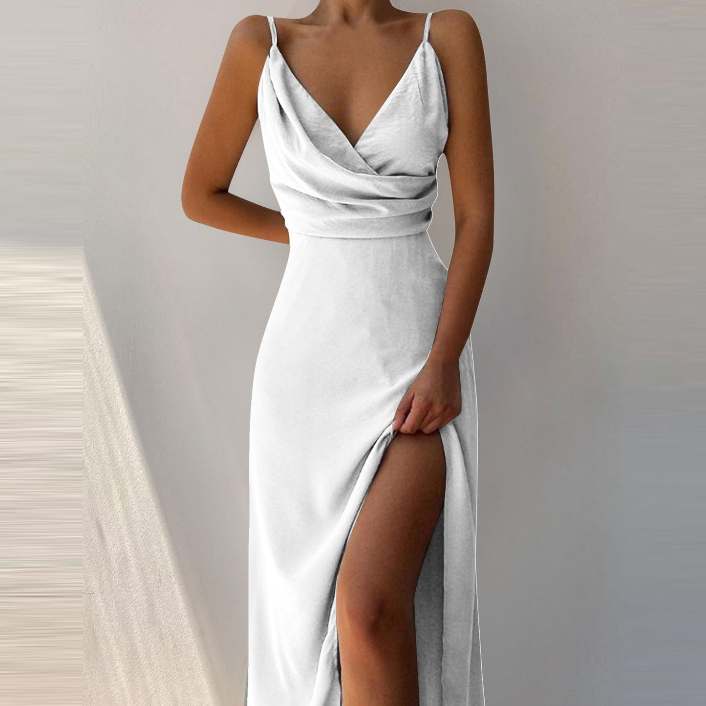 Vestido de verão com decote em V e fenda