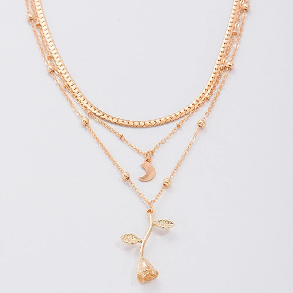 Colar boho multilayer com pingente de lua e flor de rosa