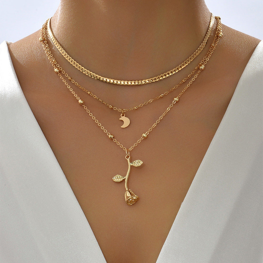 Colar boho multilayer com pingente de lua e flor de rosa