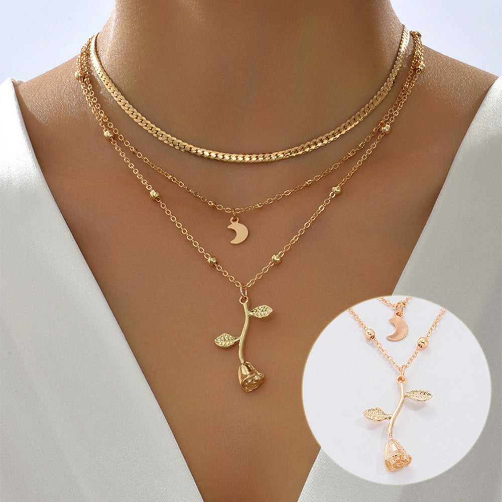 Colar boho multilayer com pingente de lua e flor de rosa