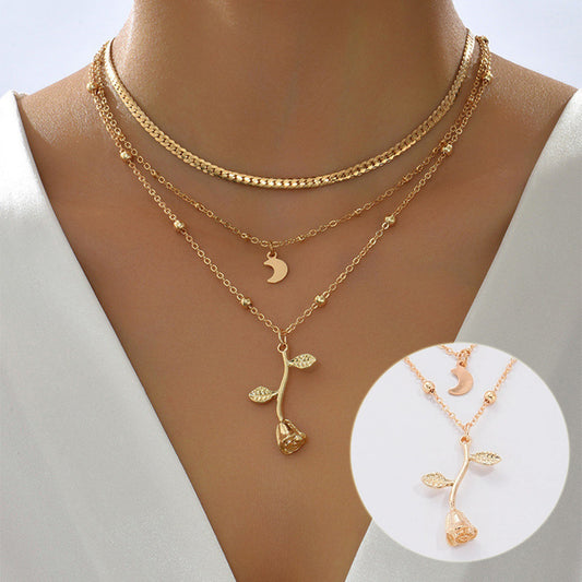 Colar boho multilayer com pingente de lua e flor de rosa